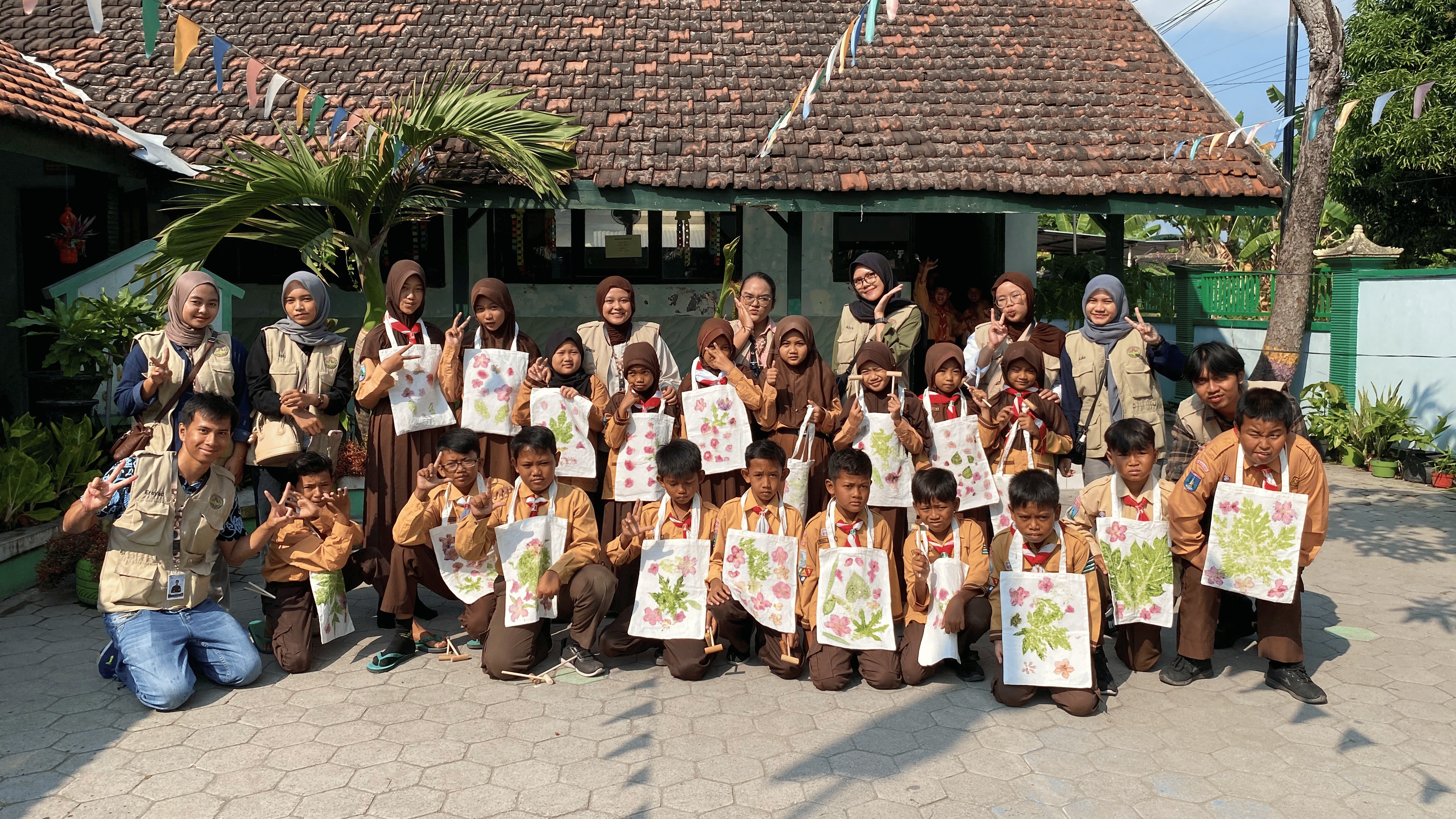 Mengembangkan Kreativitas dan Cinta Lingkungan: KKN UNS Gelar Pelatihan Ecoprint untuk Siswa SDN 01 Metesih