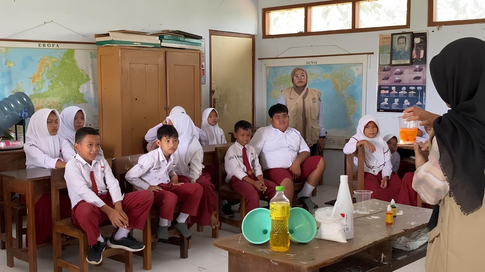 Tim KKN UNS Berbagi Pengalaman Eksperimen Sains Seru Kepada Siswa SDN 03 Metesih